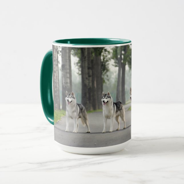 Mug De beaux chiens Husky sur un sentier naturel (Devant gauche)