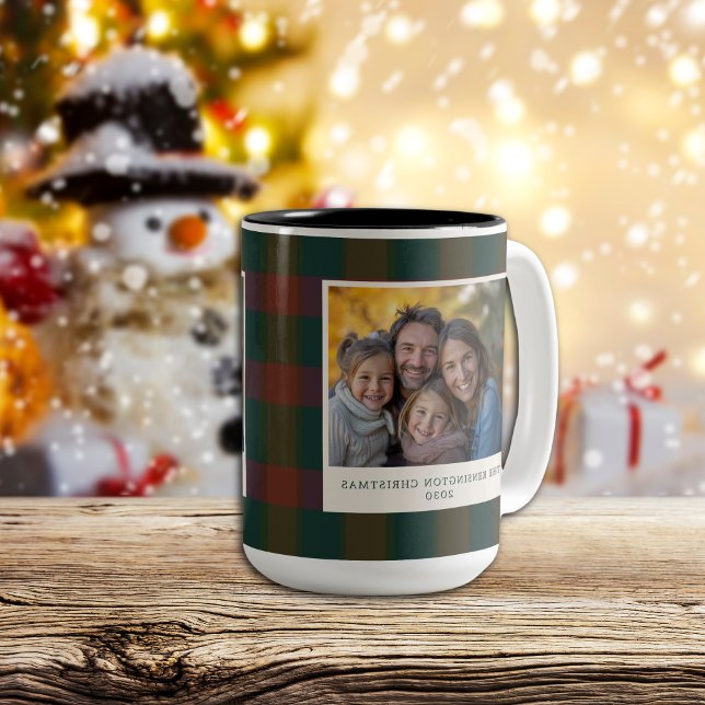 Mug de café à deux tons à base de tarte traditionn (Traditional plaid/tartan Christmas mug.)