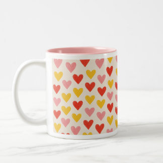 Mug de café à deux tons avec coeurs roses dessinés