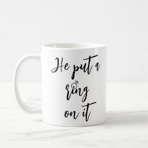 Mug de café avec bague de fiançailles romantique