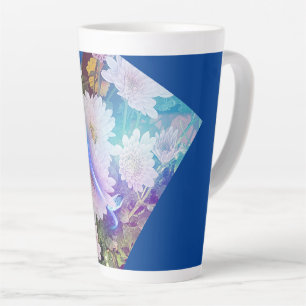 Mug de café bleu avec fleurs de marguerite blanche