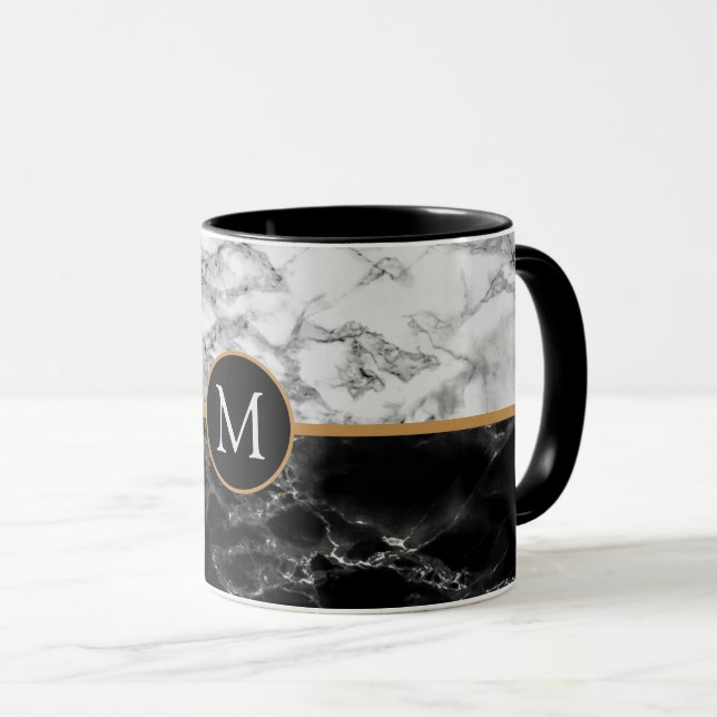 Mug de café en marbre noir blanc avec lettre perso (Devant droit)
