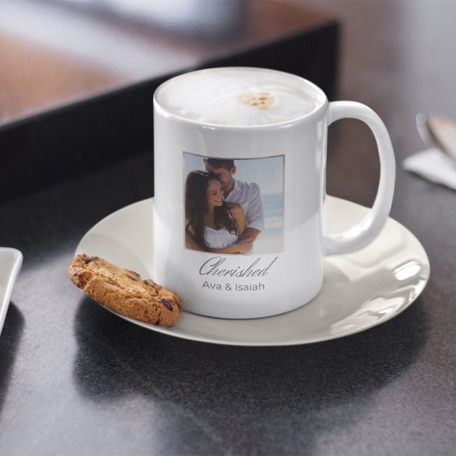 Mug de café Keepsaké encadré (Coffee mug with framed photo design, soft watercolor border, and script word Cherished.)