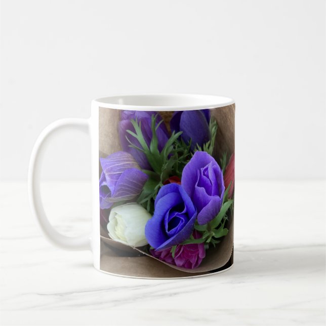Mug de fleurs blanches mauves bleues (Gauche)