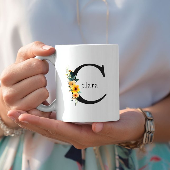 Mug de monogramme C floral avec nom modifiable (Floral C Monogram Mug with Editable Name. Yellow, Orange & Greenery Watercolor Flowers.)