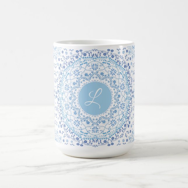 Mug de monogramme de Mandala bleu Lite (Centre)