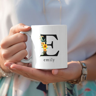 Mug de monogramme E floral avec nom modifiable