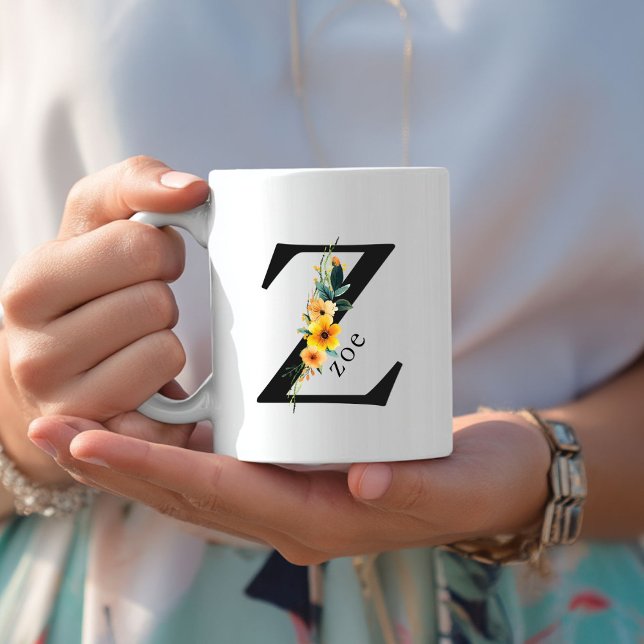 Mug de monogramme en Z floral avec nom modifiable (Floral Z Monogram Mug with Editable Name. Yellow, Orange & Greenery Watercolor Flowers.)