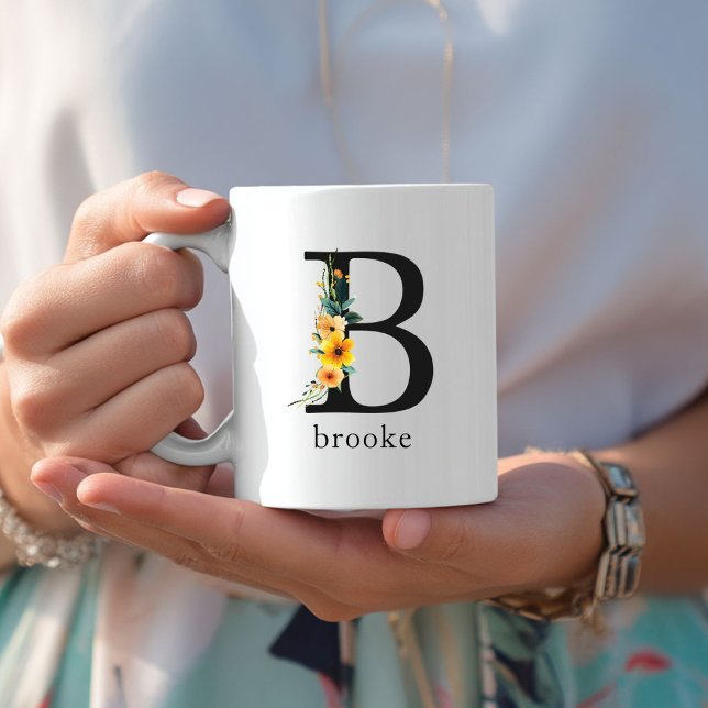 Mug de monogramme floral B avec nom modifiable (Floral B Monogram Mug with Editable Name. Yellow, Orange & Greenery Watercolor Flowers.)