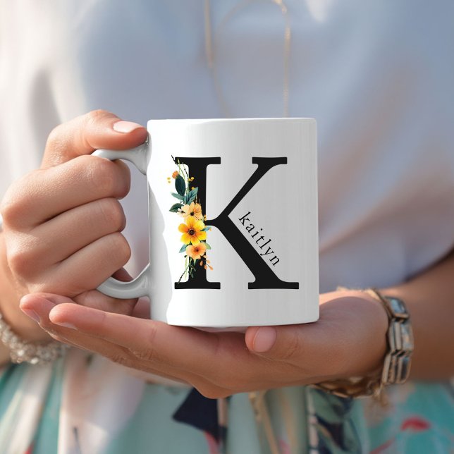 Mug de monogramme K floral avec nom modifiable (Floral K Monogram Mug with Editable Name. Yellow, Orange & Greenery Watercolor Flowers.)