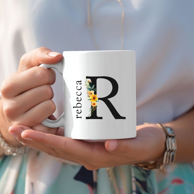 Mug de monogramme R floral avec nom modifiable (Floral R Monogram Mug with Editable Name. Yellow, Orange & Greenery Watercolor Flowers.)