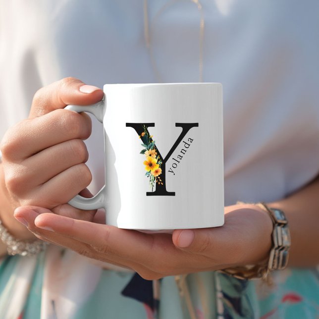 Mug de monogramme Y floral avec nom modifiable (Floral Y Monogram Mug with Editable Name. Yellow, Orange & Greenery Watercolor Flowers.)