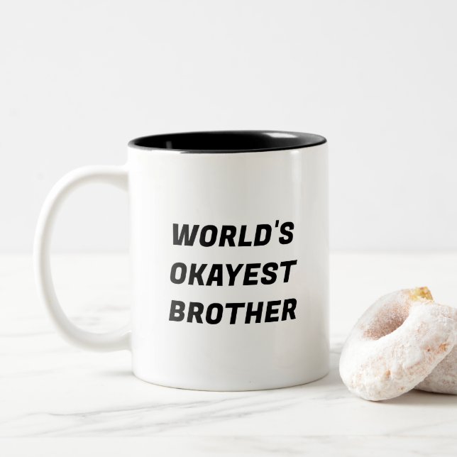Mug de typographie drôle de frère Okayest dans le  (Avec donut)