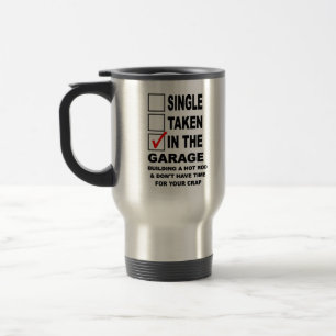 MUG DE VOYAGE DANS LE GARAGE BÂTIMENT D'UNE CHAÎNE CHAUDE