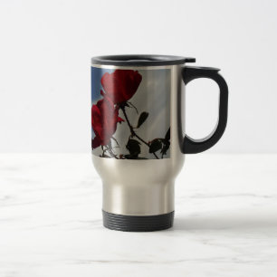 Mug De Voyage Roses rouges contre un ciel bleu vif