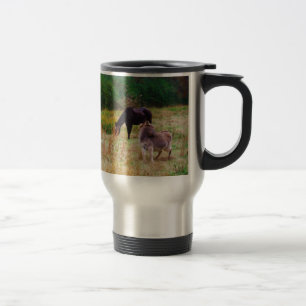 Mug De Voyage Un âne et un cheval dans un champ d'automne.