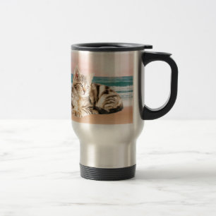 Mug De Voyage Un chat rayé plus mignon assis sur la plage au cou
