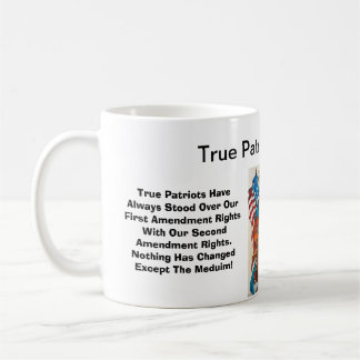 Mug De vrais patriotes se dressent contre les premiers