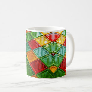Mug décoré de losanges multicolores.