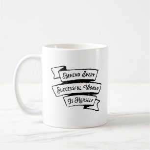 Mug Derrière chaque femme réussie est elle-même