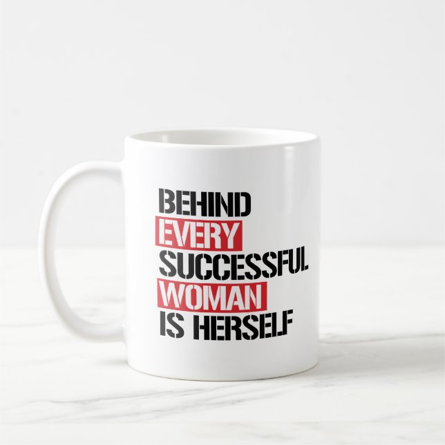 Mug Derrière chaque femme réussie est elle-même -- (Gauche)