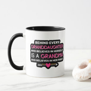Mug Derrière chaque petite-fille, il y a une grand-mèr