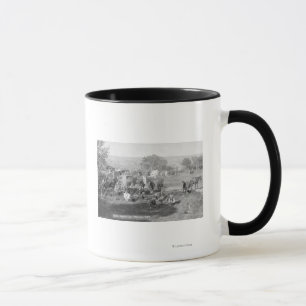 Mug Des cowboys mangent autour d'un camping Photograph
