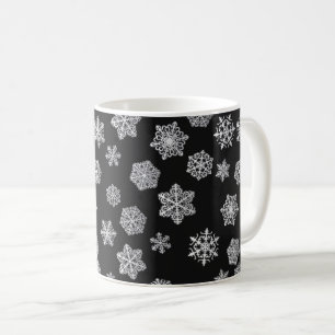 Mug Des flocons d'argent sur un arrière - plan noir