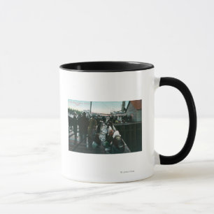 Mug Des Indiens vendent des Curios à Yakital, Yukon