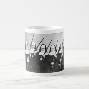 MUG DES NONNES AVEC DU CAFÉ À CAFÉ À ARMES.