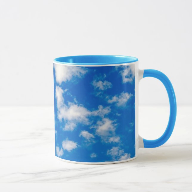 Mug Des nuages blancs gonflés dans un ciel bleu (Droite)