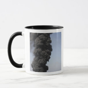 Mug Des nuages sombres de fumée et de feu émergent