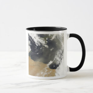 Mug Des panaches de poussière soufflant au large des c