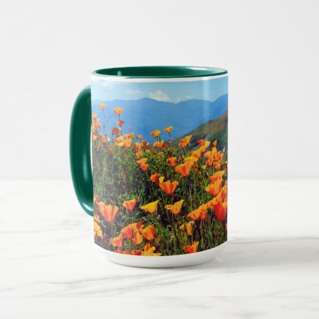 Mug Des pavots de Californie recouvrent une colline (Devant gauche)