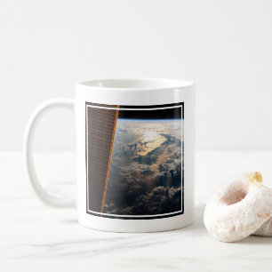 Mug Des Poutres Sunglint Au Large De La Mer Des Célèbe