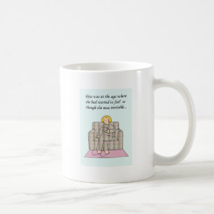Mug Dessin de femme invisible d'âge moyen.