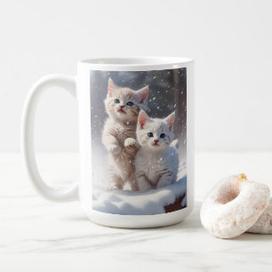 Mug Deux chatons aux yeux bleus jouant dans la neige