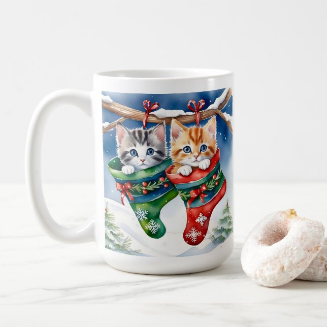 Mug Deux chatons en bas de Noël dans la neige (Avec donut)