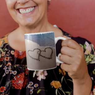 Mug Deux Coeurs Dans La Coupe De Sand Beach