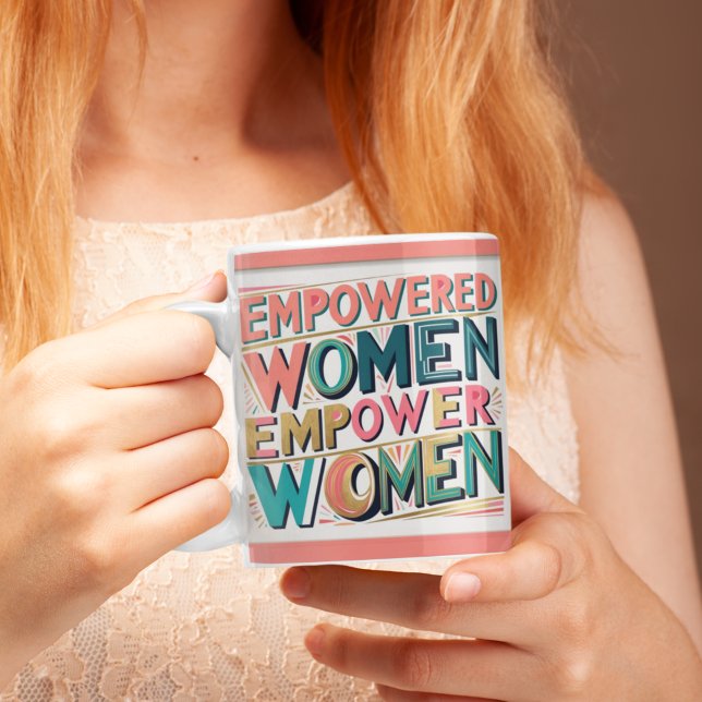 Mug Donner aux femmes les moyens d'autonomiser les fem (Empower yourself and others with this, "Empowered women empower women" mug! )