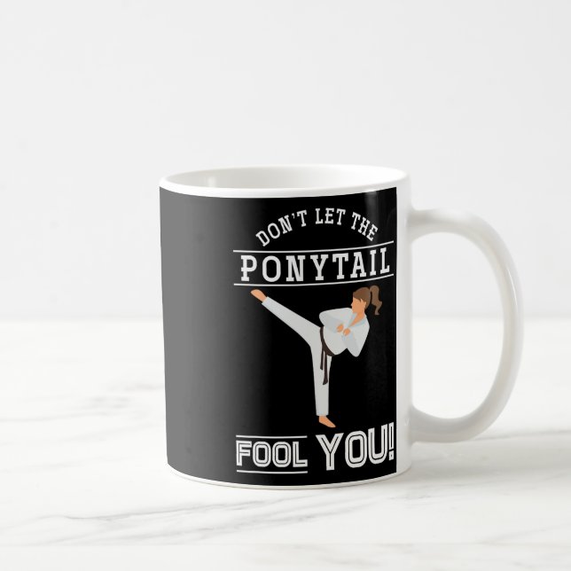 Mug Dont Let The Ponytail Fool You Funny Karateist Gir (Droite)