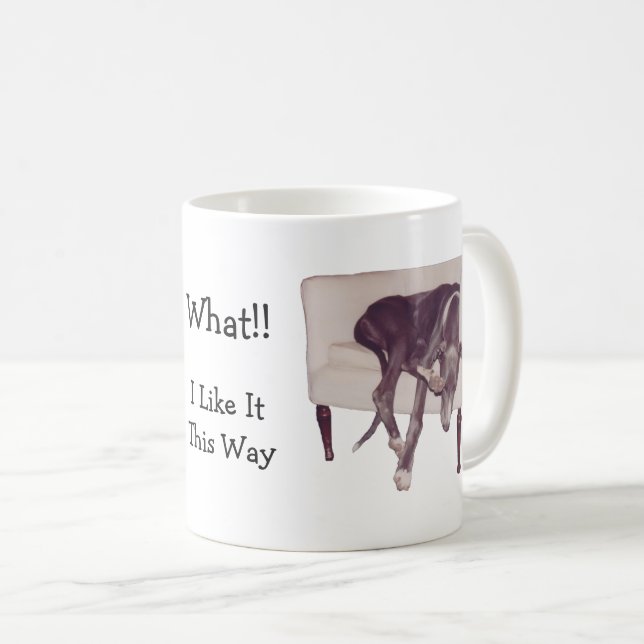 Mug Dormir Greyhound En Chaise Drôle (Devant droit)