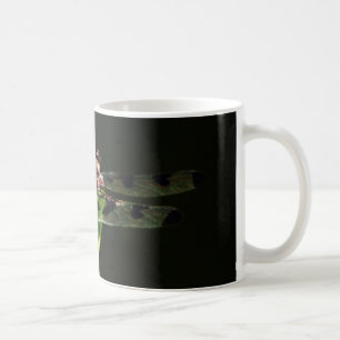 Mug Dragonfly bleu et noir sur gazon vert et rouge