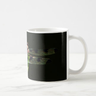 Mug Dragonfly bleu et noir sur gazon vert et rouge