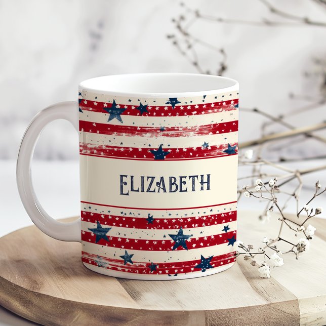 Mug Drapeau du jour de l'indépendance chic du Shabby p (Patriotic Shabby Chic Independence Day Flag Stars Coffee Mug on a boho kitchen table with flowers.)