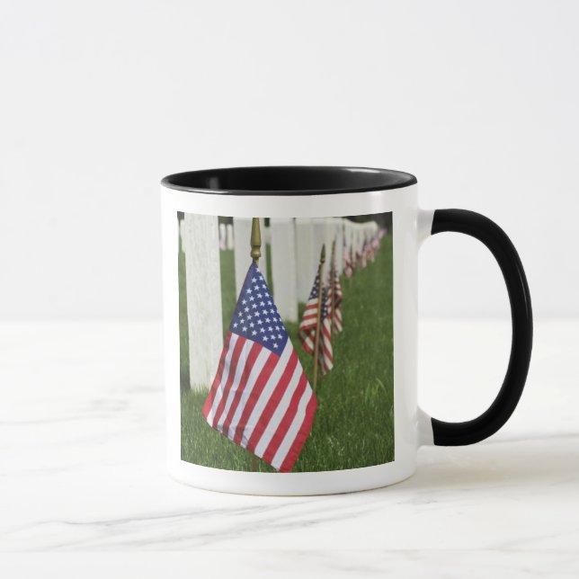 Mug Drapeaux américains sur des tombes des vétérans (Droite)