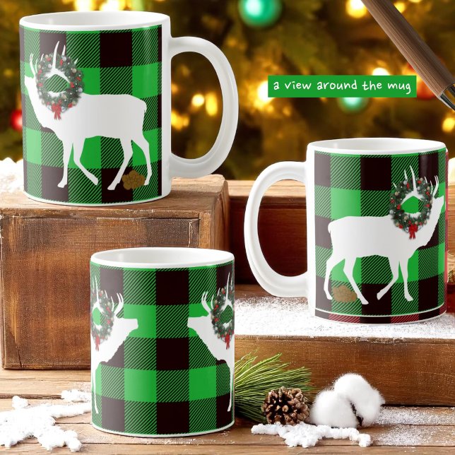Mug Drôle Buffle vert Plaid Elk Pooh Wreath (a view of design around the mug)