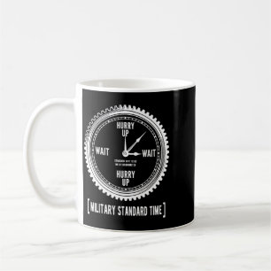Mug Drôle de se dépêcher et d'attendre l'heure militai