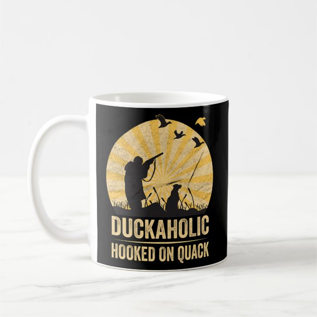 Mug Duckaholic Accroché Sur Une Queue Pour Un Chasseur (Gauche)