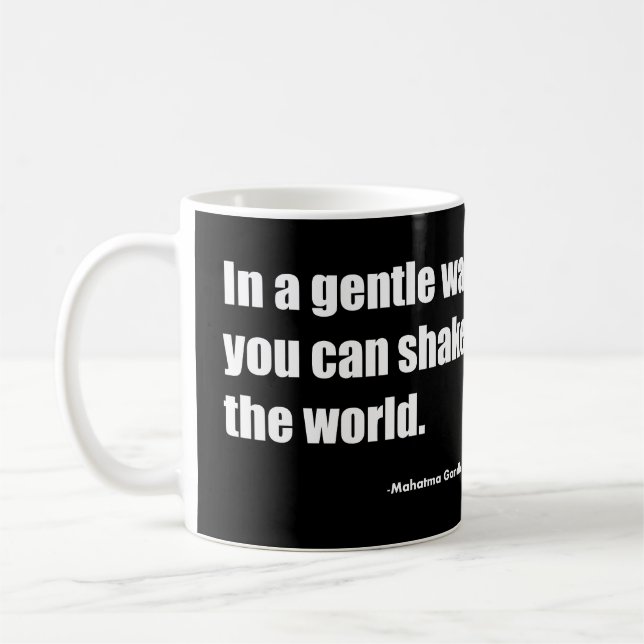 Mug D'une manière douce, vous pouvez secouer le monde. (Gauche)